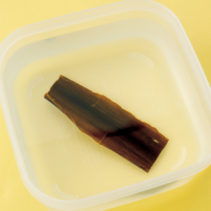 密閉容器に入れた昆布だし